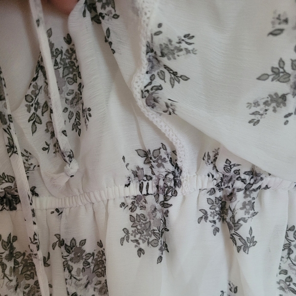 Nwot Trixxi White Black Floral Cold Shoulder Romper Size Large - Picture 5 of 13
